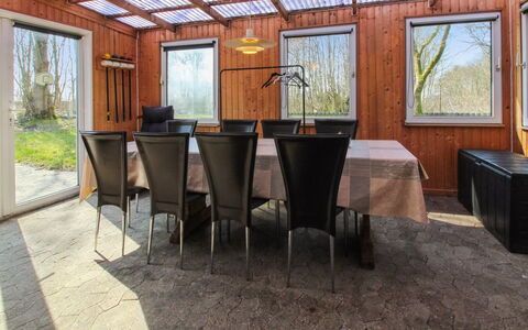 Edy - 25Km from the Sea: Legna, Mobilia, Latifoglie, Color Legno, Soffitto, Sedia, Portico, Shade, Bicchiere, Edifici Giardino