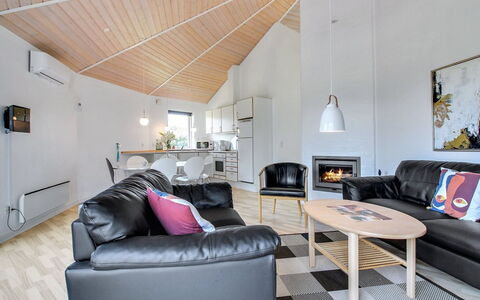 Jani - 25Km from the Sea: Interior Design, Mobilia, Pavimentazione, Soffitto, Legna, Divano, Soggiorno, Pavimento, Camera, Illuminazione