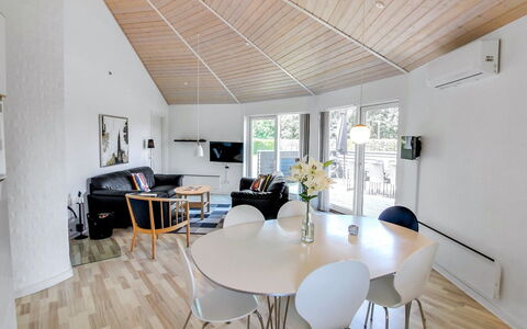 Jani - 25Km from the Sea: Interior Design, Pavimentazione, Mobilia, Legna, Soffitto, Pavimento, Pavimento In Legno, Illuminazione, Soggiorno, Sedia