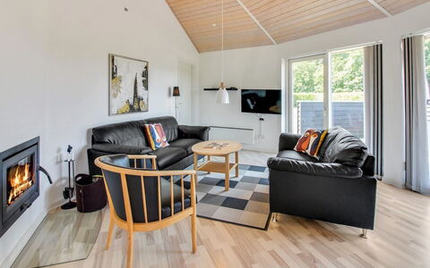 Jani - 25Km from the Sea: Legna, Interior Design, Pavimentazione, Soggiorno, Soffitto, Pavimento, Divano, Mobilia, Casa