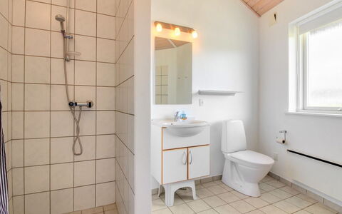 Jani - 25Km from the Sea: Idraulico Fixture, Parete, Pavimentazione, Pavimento, Legna, Interior Design, Lavandino Del Bagno, Soffitto, Lavello, Bagno