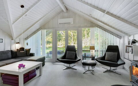 Jaakoppi - 25Km from the Sea: Mobilia, Interior Design, Divano, Soffitto, Pavimentazione, Soggiorno, Pavimento, Casa, Illuminazione, Camera