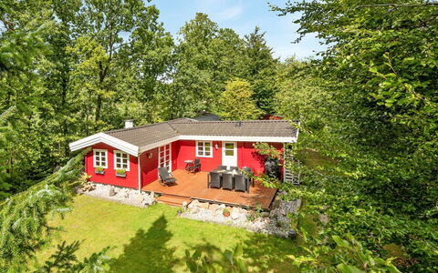 Rasmus - 29Km from the Sea: Zona Residenziale, Tetto, Sobborgo, Driveway, Estate, Camino