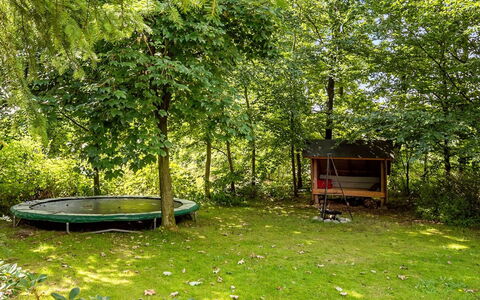 Rasmus - 29Km from the Sea: Zona Residenziale, Tetto, Sobborgo, Driveway, Estate, Camino