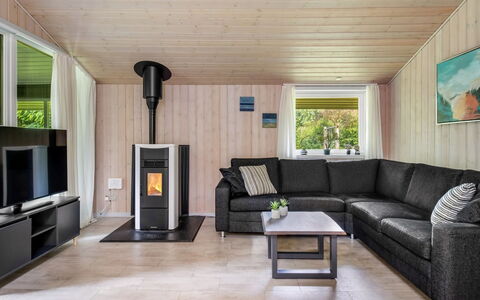 Jutta - 28Km from the Sea: Pavimentazione, Legna, Interior Design, Pavimento, Pavimento In Legno, Mobilia, Divano, Soffitto, Soggiorno, Latifoglie