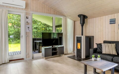 Jutta - 28Km from the Sea: Legna, Pavimentazione, Interior Design, Soffitto, Pavimento, Camera, Pavimento In Legno, Latifoglie, Elettrodomestico, Soggiorno