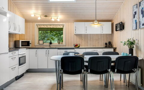 Jutta - 28Km from the Sea: Legna, Cucina, Interior Design, Mobilia, Soffitto, Cucina & Sala Da Pranzo Tavolo, Elettrodomestico Da Cucina, Casa, Controsoffitto, Camera