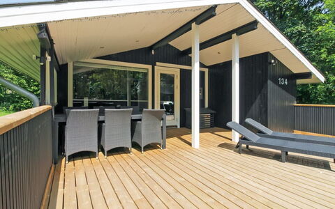 Jutta - 28Km from the Sea: Legna, Pavimento In Legno, Latifoglie, Deck, Color Legno, Plank, Portico, Shade, Legname, Struttura Esterna