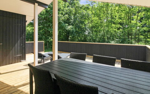 Jutta - 28Km from the Sea: Legna, Pavimentazione, Pavimento, Pavimento In Legno, Interior Design, Portico, Deck, Shade, Latifoglie, Soffitto