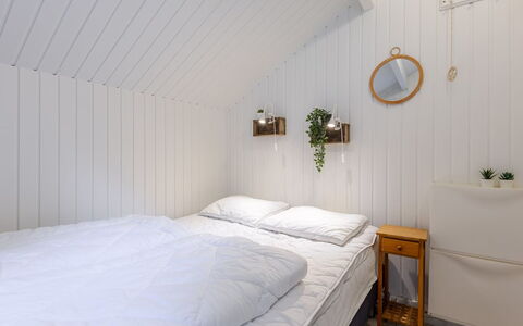 Swenki - 29Km from the Sea: Camera Da Letto, Parete, Legna, Letto, Pavimento, Lenzuolo, Interior Design, Bedding, Pavimentazione, Soffitto