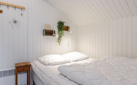 Swenki - 29Km from the Sea: Camera Da Letto, Letto, Legna, Bedding, Lenzuolo, Interior Design, Pavimento, Soffitto, Pavimentazione, Biancheria