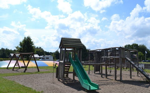 Swenki - 29Km from the Sea: Blu, Campo Da Giuoco, Attrezzatura Giochi All'Aperto, Spazio Pubblico, Nube, Scivolo, Terreno Di Gioco, Parco, Shade, Cumulo