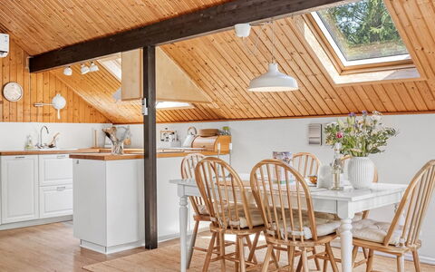 Hilla - 31Km from the Sea: Mobilia, Interior Design, Legna, Pavimentazione, Soffitto, Lampada, Cucina, Illuminazione, Pavimento, Pavimento In Legno