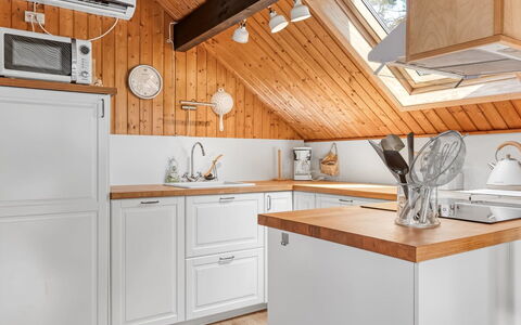 Hilla - 31Km from the Sea: Cucina, Legna, Interior Design, Pavimentazione, Cabinetry, Controsoffitto, Apparecchio Major, Mobilia, Elettrodomestico Da Cucina, Soffitto