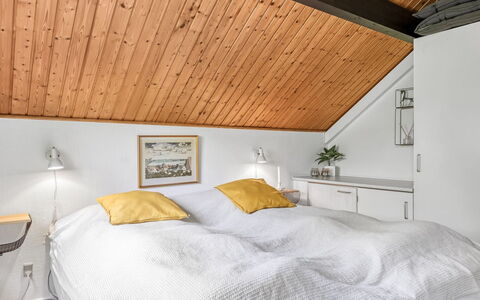 Hilla - 31Km from the Sea: Camera Da Letto, Interior Design, Letto, Mobilia, Legna, Soffitto, Pavimentazione, Pavimento, Illuminazione, Lenzuolo