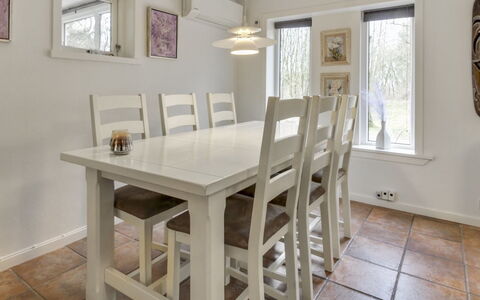 Josina - 32Km from the Sea: Mobilia, Pavimentazione, Interior Design, Pavimento, Legna, Sala Da Pranzo, Tavolo, Cucina & Sala Da Pranzo Tavolo, Soffitto, Pavimento In Legno