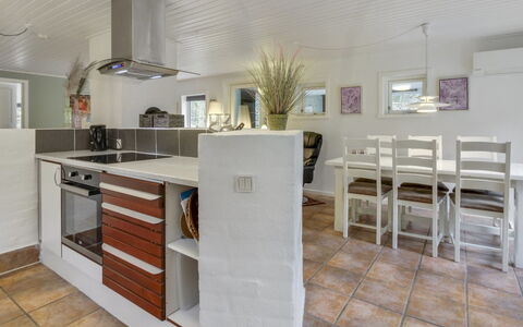 Josina - 32Km from the Sea: Pavimentazione, Interior Design, Pavimento, Mobilia, Legna, Soffitto, Apparecchio Major, Cucina, Controsoffitto, Camera