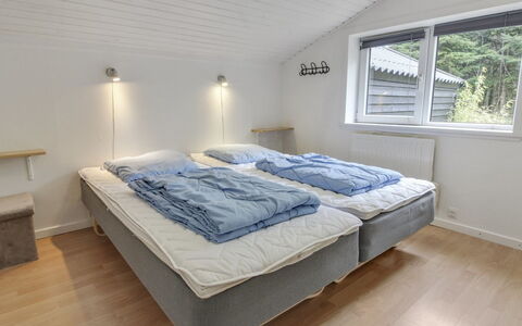 Josina - 32Km from the Sea: Camera Da Letto, Letto, Bedding, Lenzuolo, Biancheria, Pavimento, Telaio Del Letto, Soffitto, Cuscino, Materasso