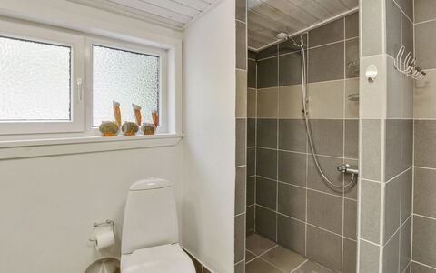 Josina - 32Km from the Sea: Pavimentazione, Parete, Idraulico Fixture, Pavimento, Bagno, Interior Design, Gabinetto, Soffitto, Toilet Seat, Idraulico