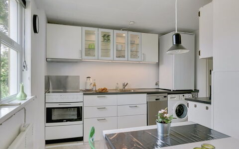 Øthi: Cucina, Elettrodomestico Da Cucina, Controsoffitto, Interior Design, Pavimentazione, Apparecchio Major, Cabinetry, Soffitto, Mobilia, Lampada