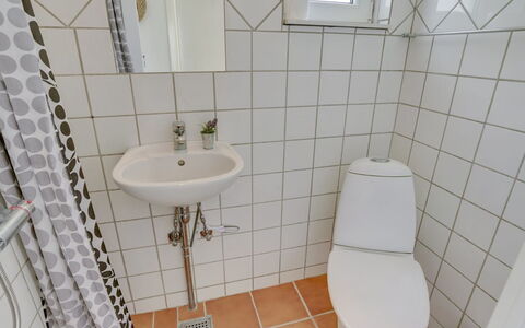 Øthi: Bagno, Idraulico Fixture, Toilet Seat, Pavimentazione, Pavimento, Gabinetto, Interior Design, Lavandino Del Bagno, Idraulico, Lavello
