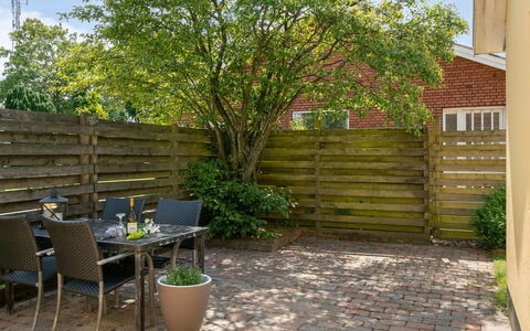 Øthi: Arbusto, Giardino, Backyard, Mobili Da Esterno, Cortile, Shade, Brick, Vaso Di Fiori, Landscaping, Color Legno