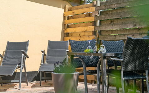 Øthi: Mobilia, Mobili Da Esterno, Sedia, Vaso Di Fiori, Giardino, Tavolo Esterno, Pianta Della Casa, Latifoglie, Terrazza, Color Legno