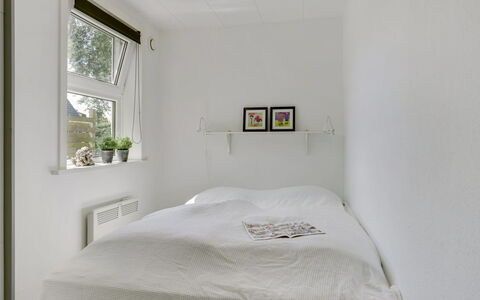 Øthi: Parete, Camera Da Letto, Letto, Interior Design, Pavimentazione, Pavimento, Soffitto, Lenzuolo, Bedding, Mobilia
