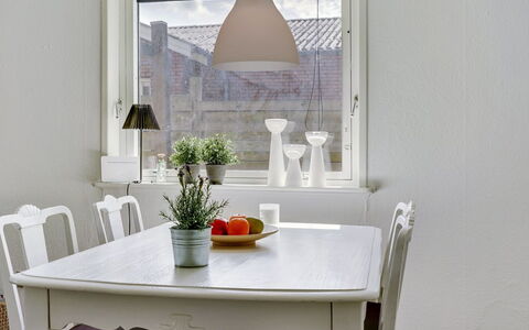 Øthi: Mobilia, Interior Design, Pavimentazione, Tavolo, Legna, Pavimento, Soffitto, Sala Da Pranzo, Cucina & Sala Da Pranzo Tavolo, Lampada
