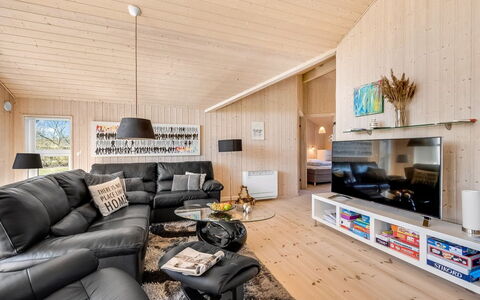 Haagen - 600M to the Fjord: Mobilia, Interior Design, Pavimentazione, Legna, Pavimento, Soffitto, Pavimento In Legno, Sedia, Tavolo, Illuminazione