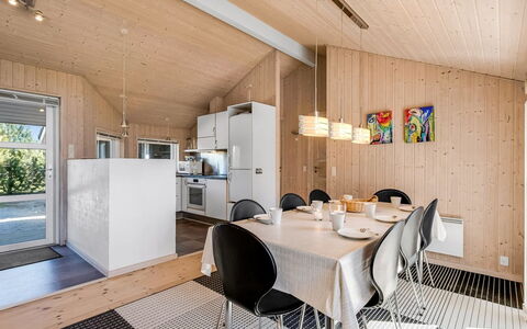 Haagen - 600M to the Fjord: Mobilia, Interior Design, Pavimentazione, Legna, Pavimento, Soffitto, Pavimento In Legno, Sedia, Tavolo, Illuminazione