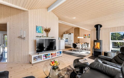 Haagen - 600M to the Fjord: Mobilia, Interior Design, Pavimentazione, Legna, Pavimento, Soffitto, Pavimento In Legno, Sedia, Tavolo, Illuminazione