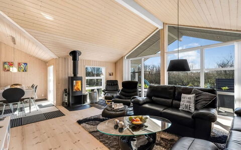 Haagen - 600M to the Fjord: Mobilia, Interior Design, Pavimentazione, Legna, Pavimento, Soffitto, Pavimento In Legno, Sedia, Tavolo, Illuminazione