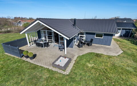 Haagen - 600M to the Fjord: Mobilia, Interior Design, Pavimentazione, Legna, Pavimento, Soffitto, Pavimento In Legno, Sedia, Tavolo, Illuminazione