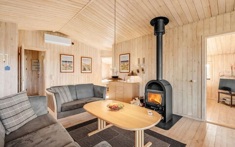 Benjamina - 530M to the Fjord: Mobilia, Interior Design, Pavimentazione, Legna, Pavimento, Soffitto, Pavimento In Legno, Sedia, Tavolo, Illuminazione