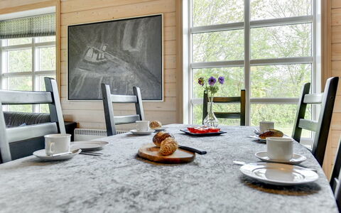 Fenja - 500M to the Fjord: Mobilia, Pavimentazione, Legna, Interior Design, Tavolo, Cucina & Sala Da Pranzo Tavolo, Sedia, Sala Da Pranzo, Pavimento, Camera