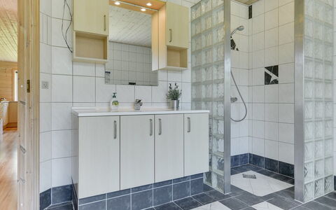 Fenja - 500M to the Fjord: Pavimentazione, Parete, Idraulico Fixture, Pavimento, Interior Design, Lavello, Piastrella, Rubinetto, Idraulico, Bagno