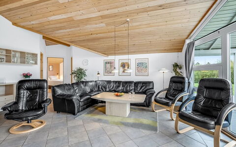 Ingbritt - 700M to the Fjord: Mobilia, Interior Design, Legna, Pavimentazione, Soffitto, Divano, Pavimento, Soggiorno, Illuminazione, Camera