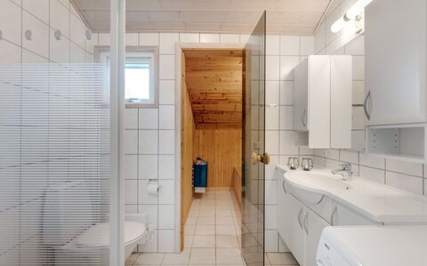 Picabo - 750M to the Fjord: Pavimentazione, Pavimento, Parete, Interior Design, Idraulico Fixture, Legna, Soffitto, Bagno, Lavello, Camera