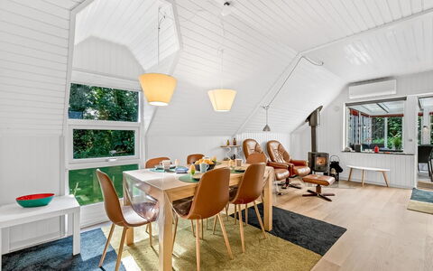 Dorthe - 300M to the Fjord: Mobilia, Interior Design, Pavimentazione, Legna, Pavimento, Soffitto, Pavimento In Legno, Sedia, Tavolo, Illuminazione
