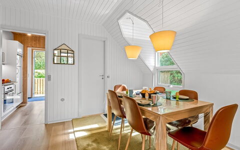Dorthe - 300M to the Fjord: Mobilia, Interior Design, Pavimentazione, Legna, Pavimento, Soffitto, Pavimento In Legno, Sedia, Tavolo, Illuminazione
