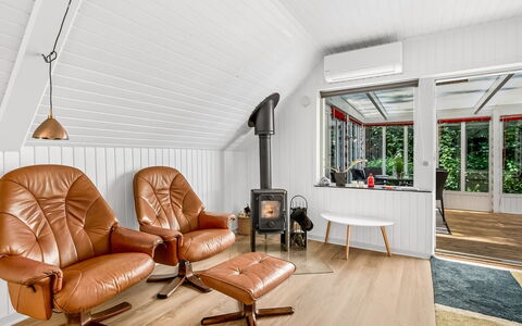 Dorthe - 300M to the Fjord: Mobilia, Interior Design, Pavimentazione, Legna, Pavimento, Soffitto, Pavimento In Legno, Sedia, Tavolo, Illuminazione