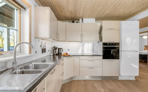 Adelia - 850M to the Fjord: Cucina, Controsoffitto, Pavimentazione, Interior Design, Legna, Elettrodomestico Da Cucina, Soffitto, Pavimento In Legno, Lavello, Apparecchio Major