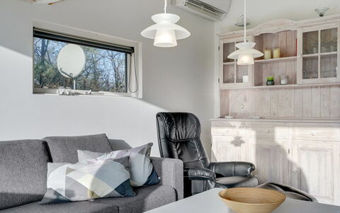 Ingward - 300M to the Fjord: Mobilia, Interior Design, Lampada, Parete, Pavimentazione, Soffitto, Pavimento, Illuminazione, Camera, Soggiorno