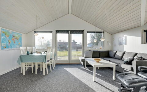 Ingward - 300M to the Fjord: Pavimentazione, Interior Design, Soffitto, Pavimento, Soggiorno, Sedia, Divano, Tappeto, Latifoglie