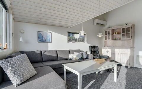 Ingward - 300M to the Fjord: Mobilia, Divano, Interior Design, Pavimentazione, Legna, Pavimento, Soffitto, Soggiorno, Casa