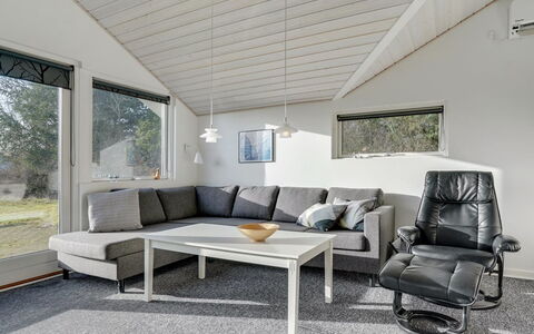 Ingward - 300M to the Fjord: Mobilia, Interior Design, Divano, Pavimentazione, Legna, Soggiorno, Pavimento, Soffitto, Casa, Illuminazione