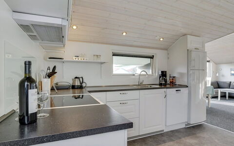 Ingward - 300M to the Fjord: Idraulico Fixture, Controsoffitto, Rubinetto, Lavello, Idraulico, Cucina, Apparecchio Major, Lavandino Della Cucina, Cabinetry, Elettrodomestico