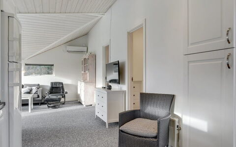 Ingward - 300M to the Fjord: Mobilia, Interior Design, Pavimentazione, Soffitto, Pavimento, Camera, Casa, Illuminazione, Appartamento, Soggiorno