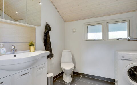 Ingward - 300M to the Fjord: Pavimentazione, Idraulico Fixture, Pavimento, Interior Design, Legna, Soffitto, Lavello, Bagno, Rubinetto, Mobiletto Del Bagno